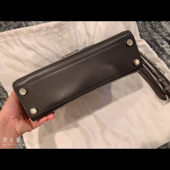 Michael Kors Messenger Crossbody. - Picture 2 of 3